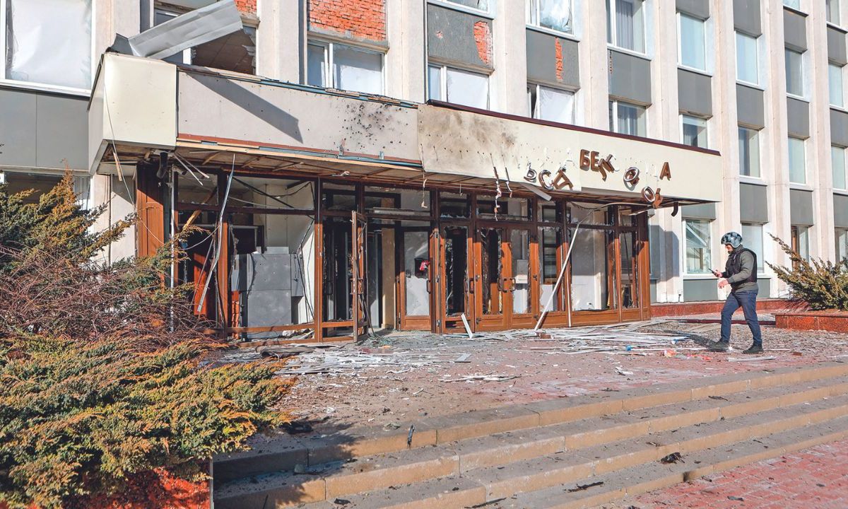 BOMBARDEOS. El ayuntamiento de Belgorod resultó dañado ayer por un ataque de dron.
