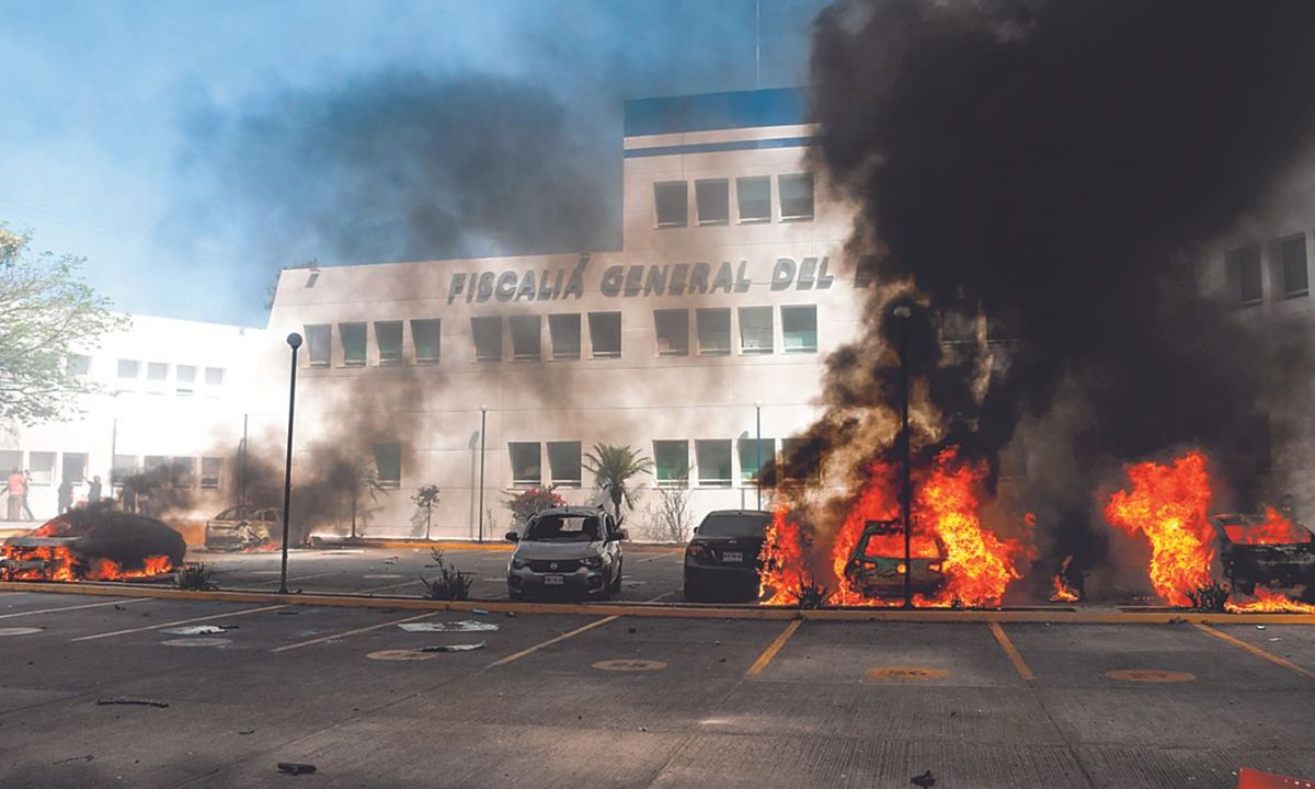 Arde Guerrero. Los normalistas que atacaron la Fiscalía estatal incendiaron los vehículos que encontraron en el estacionamiento. 