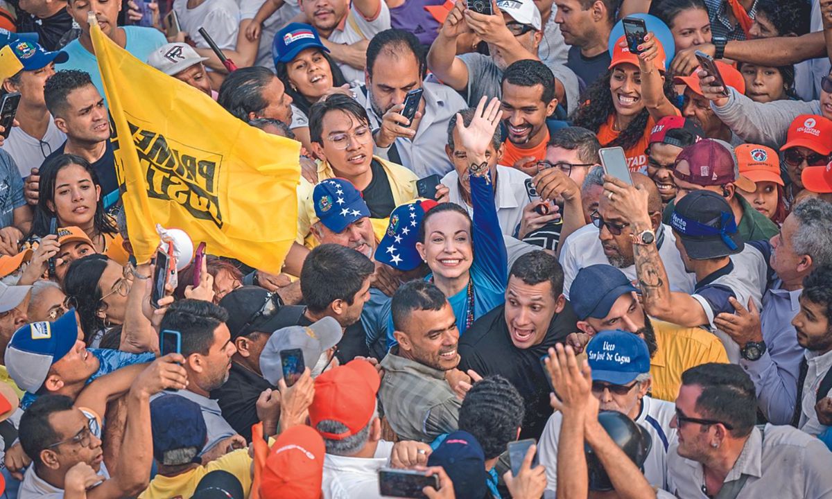 CAMPAÑA. La líder opositora venezolana, María Corina Machado, fue recibida ayer al grito eufórico de "¡Libertad, libertad, libertad!" por sus simpatizantes, durante un mitin en Valencia, estado de Carabobo.