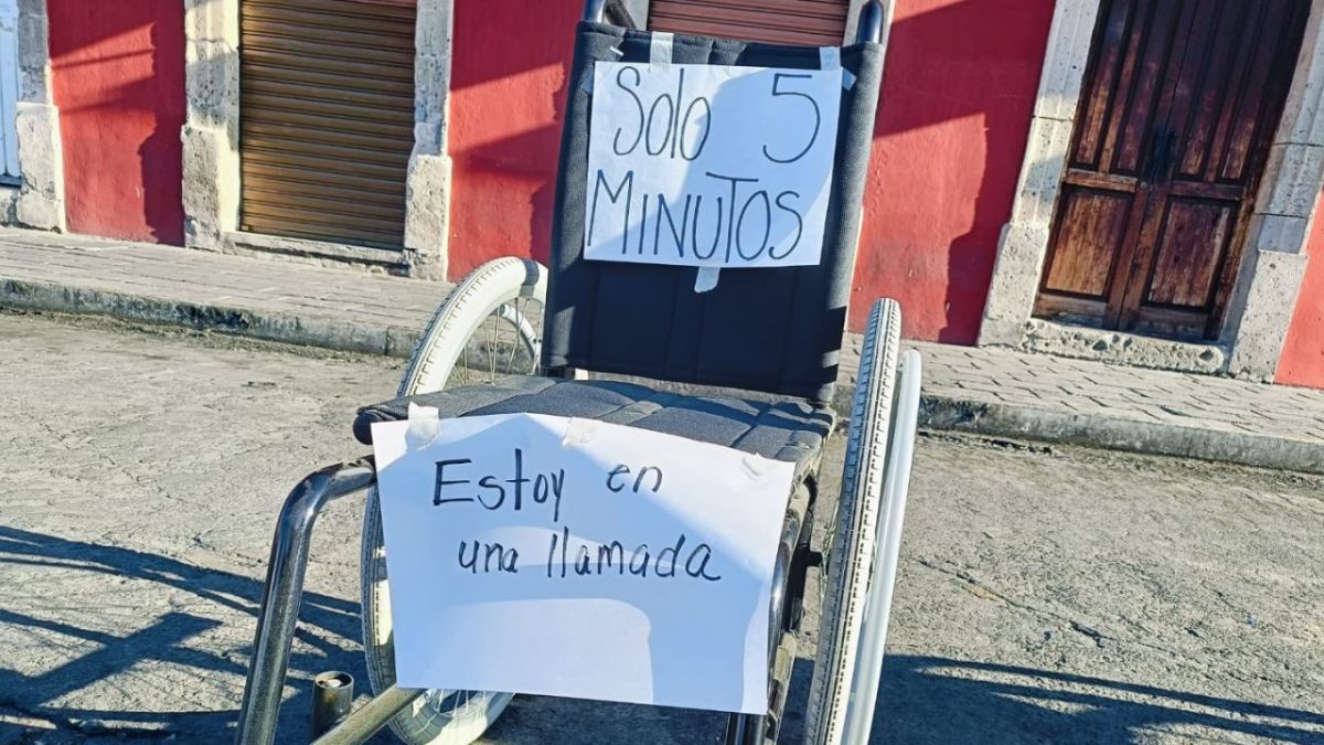 Michoacán. Colocaron sillas de ruedas en cajones de estacionamiento.