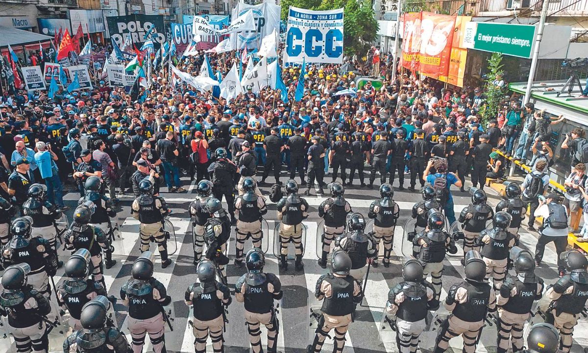 CHOQUES. Las fuerzas de seguridad se enfrentaron a manifestantes contra los recortes del gobierno argentino en los sectores más vulnerables, en el puente Pueyrredón de Avellaneda de Buenos Aires.