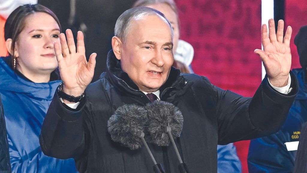 FESTEJO. El presidente ruso, Vladímir Putin, se presentó ayer ante una multitud durante un mitin y un concierto para celebrar el décimo aniversario de la anexión de Crimea en la Plaza Roja de Moscú.