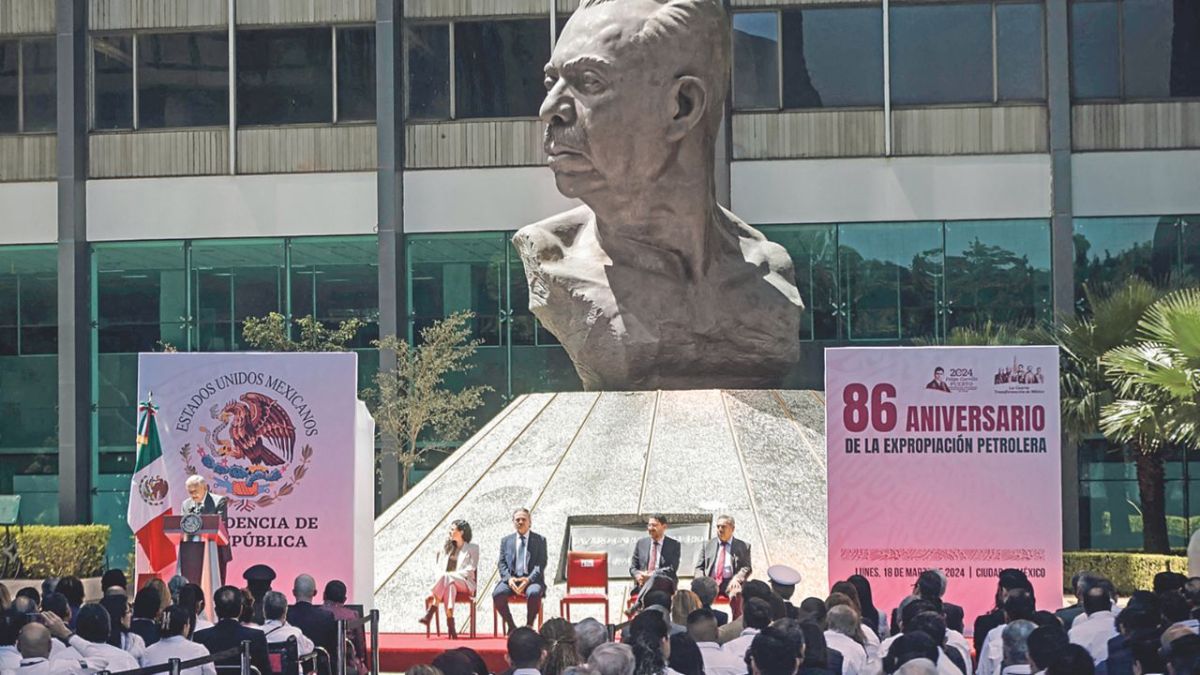 Ceremonia. El presidente Andrés Manuel López Obrador encabezó la ceremonia por el 86 aniversario de la Expropiación Petrolera a los pies de un monumento a Lázaro Cárdenas. 