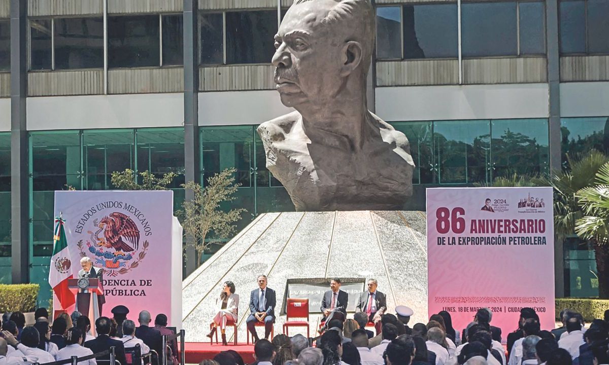 Ceremonia. El presidente Andrés Manuel López Obrador encabezó la ceremonia por el 86 aniversario de la Expropiación Petrolera a los pies de un monumento a Lázaro Cárdenas. 