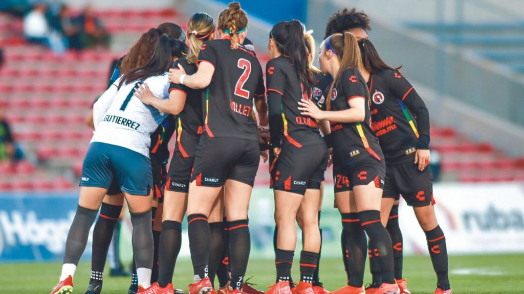 Rivalidad se extiende al futbol femenil. Noticias en tiempo real