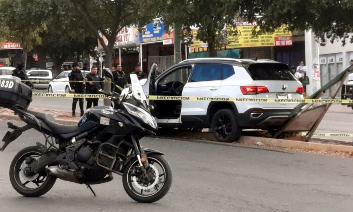 Sinaloa. El cantante de corridos tumbados El Padrinito Toys sufrió un atentado en Culiacán, del cual salió ileso, pero donde su padre fue herido.