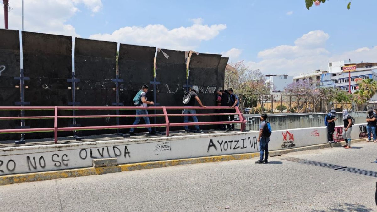 Alrededor de 100 estudiantes de la normal rural “Raúl Isidro Burgos” de Ayotzinapa se manifestaron afuera del Palacio de Gobierno