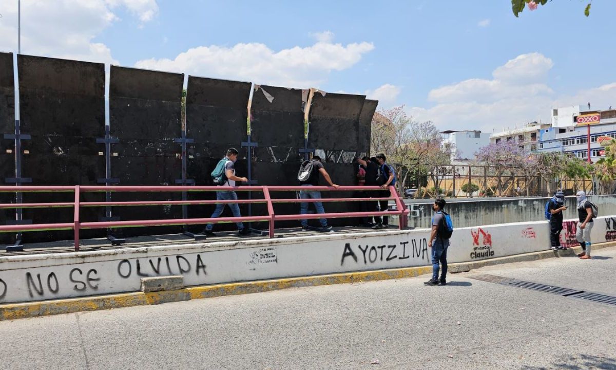 Alrededor de 100 estudiantes de la normal rural “Raúl Isidro Burgos” de Ayotzinapa se manifestaron afuera del Palacio de Gobierno