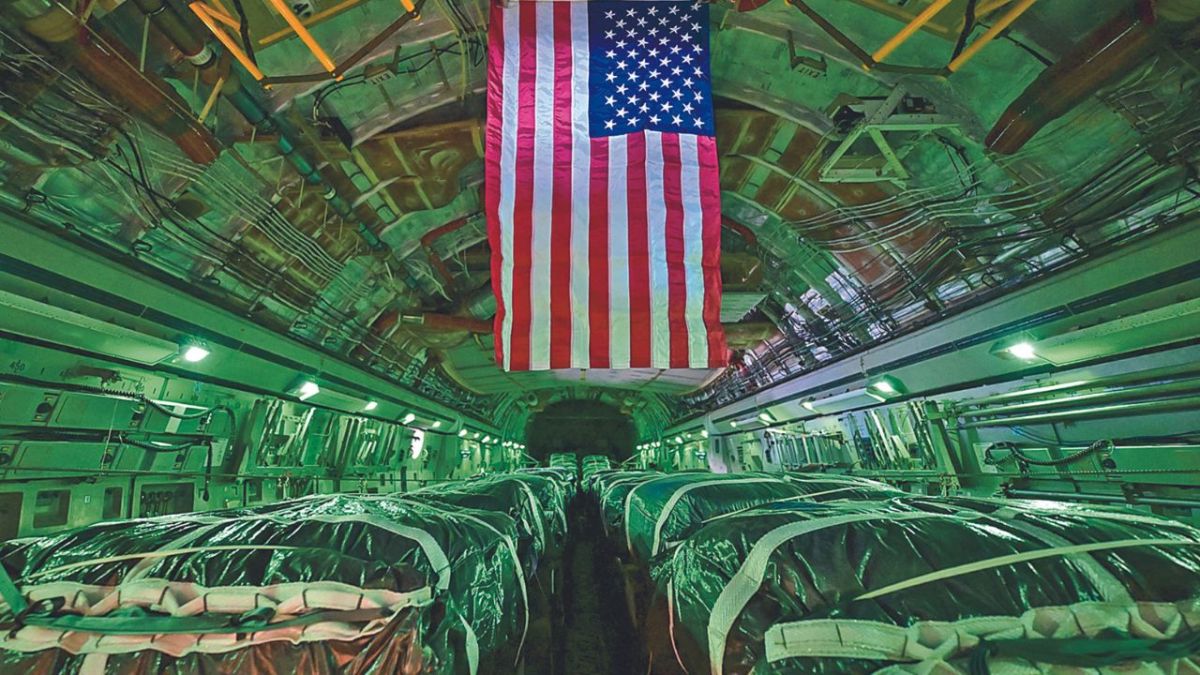 ENVÍOS. Un avión de transporte militar estadounidense mostraba ayer paquetes de ayuda humanitaria destinados a la Franja, cargados antes de partir de la base Al Udeid, al suroeste de Doha, en Qatar.