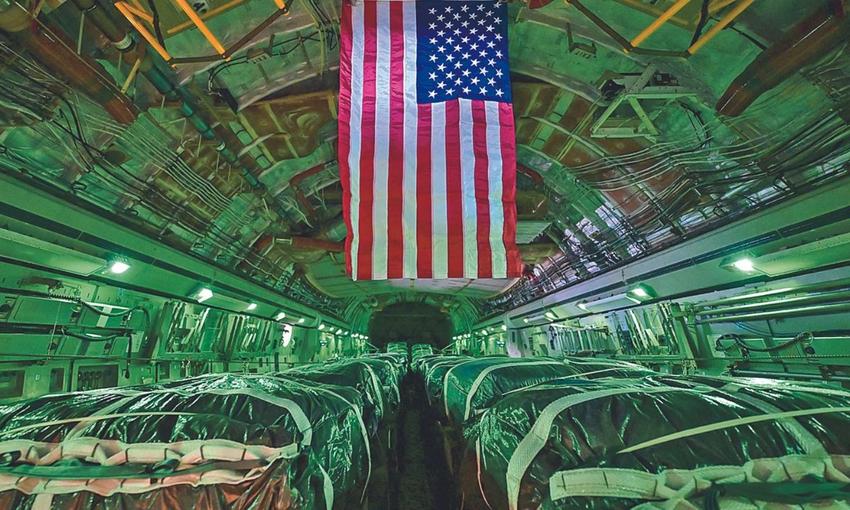 ENVÍOS. Un avión de transporte militar estadounidense mostraba ayer paquetes de ayuda humanitaria destinados a la Franja, cargados antes de partir de la base Al Udeid, al suroeste de Doha, en Qatar.