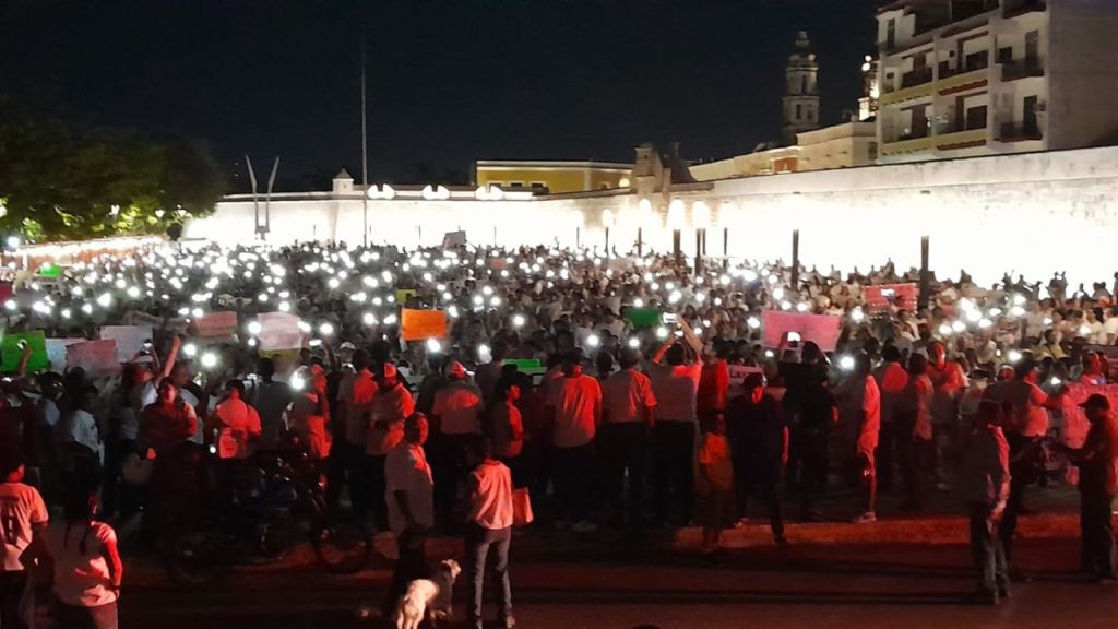 Himnos. Durante la marcha de ayer, los asistentes amagaron con dar su voto de castigo a Morena. La movilización fue sobre el Malecón y culminó en la Plaza de la República.