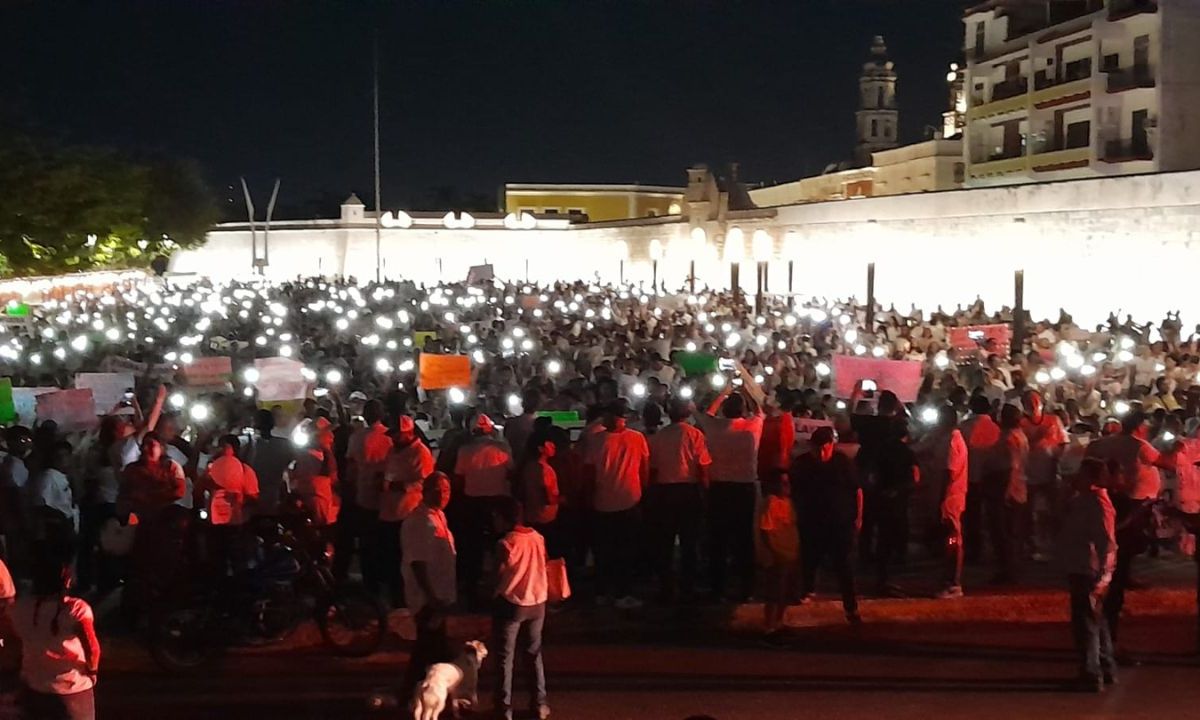 Himnos. Durante la marcha de ayer, los asistentes amagaron con dar su voto de castigo a Morena. La movilización fue sobre el Malecón y culminó en la Plaza de la República.