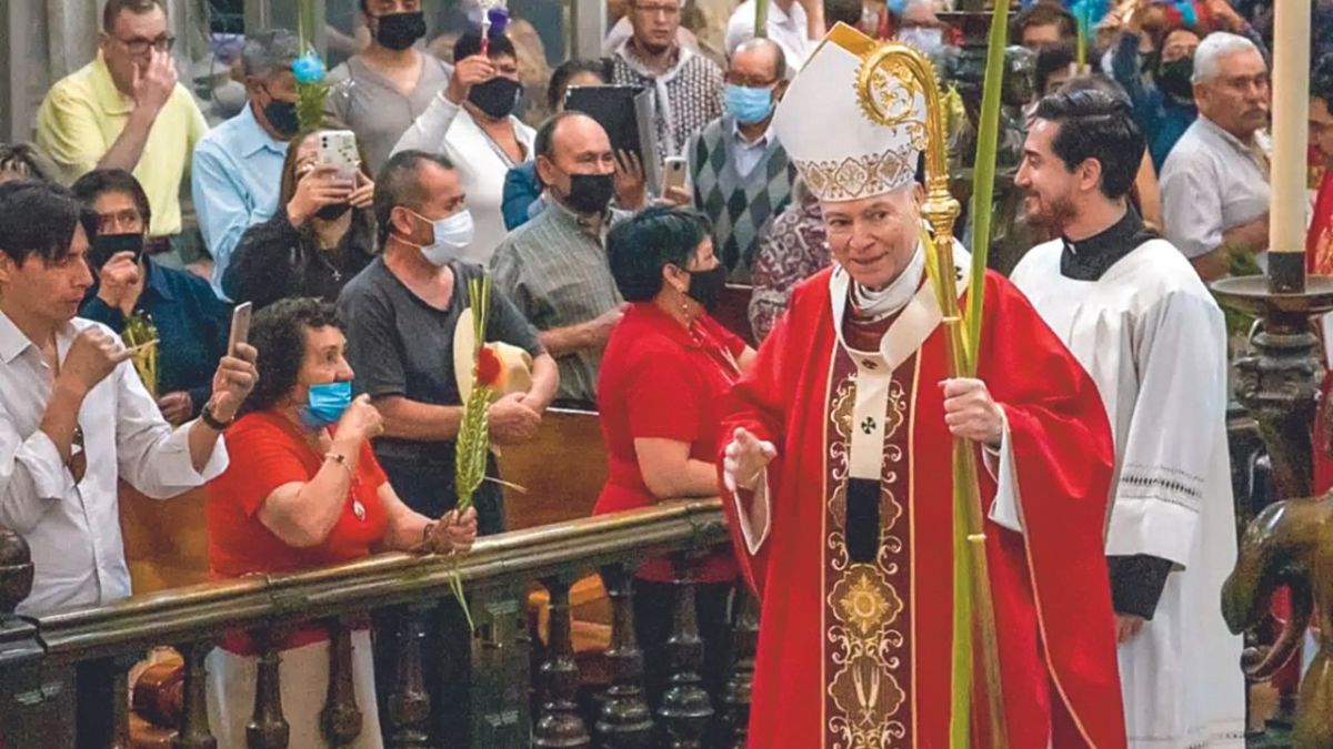 DEVOCIÓN. El cardenal Carlos Aguiar Retes encabezó la bendición de las Palmas por el Domingo de Ramos en la Catedral Metropolitana.
