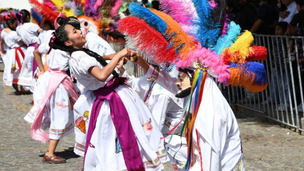 Colorido. Entre música, baile y huehues finalizó esta fiesta en la víspera de la Semana Santa.