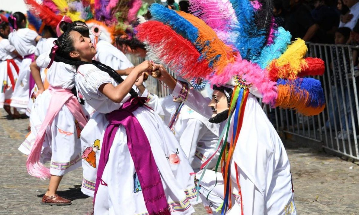 Colorido. Entre música, baile y huehues finalizó esta fiesta en la víspera de la Semana Santa.