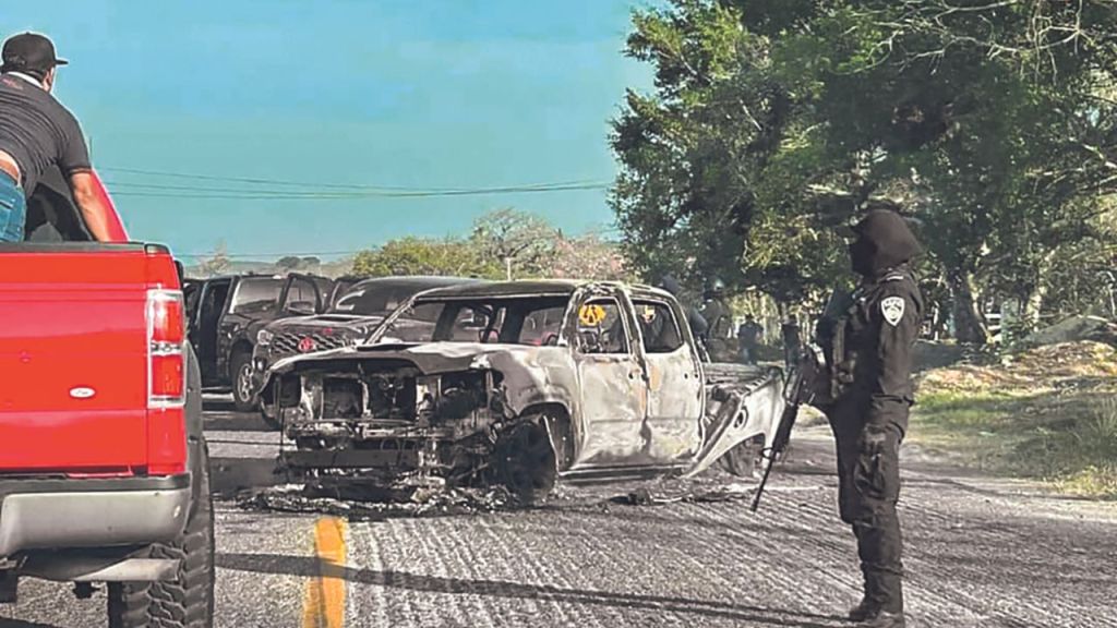 Resguardo. Un enfrentamiento entre grupos criminales dejó dos muertos, un herido y autos incendiados en la carretera Tuxtla Gutiérrez- Ocozocoautla.