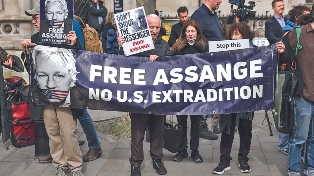 APOYO. Simpatizantes del fundador de WikiLeaks, Julian Assange, sostuvieron pancartas frente a los Tribunales de Justicia británicos, para pedir su liberación en lugar de su traslado a Estados Unidos.