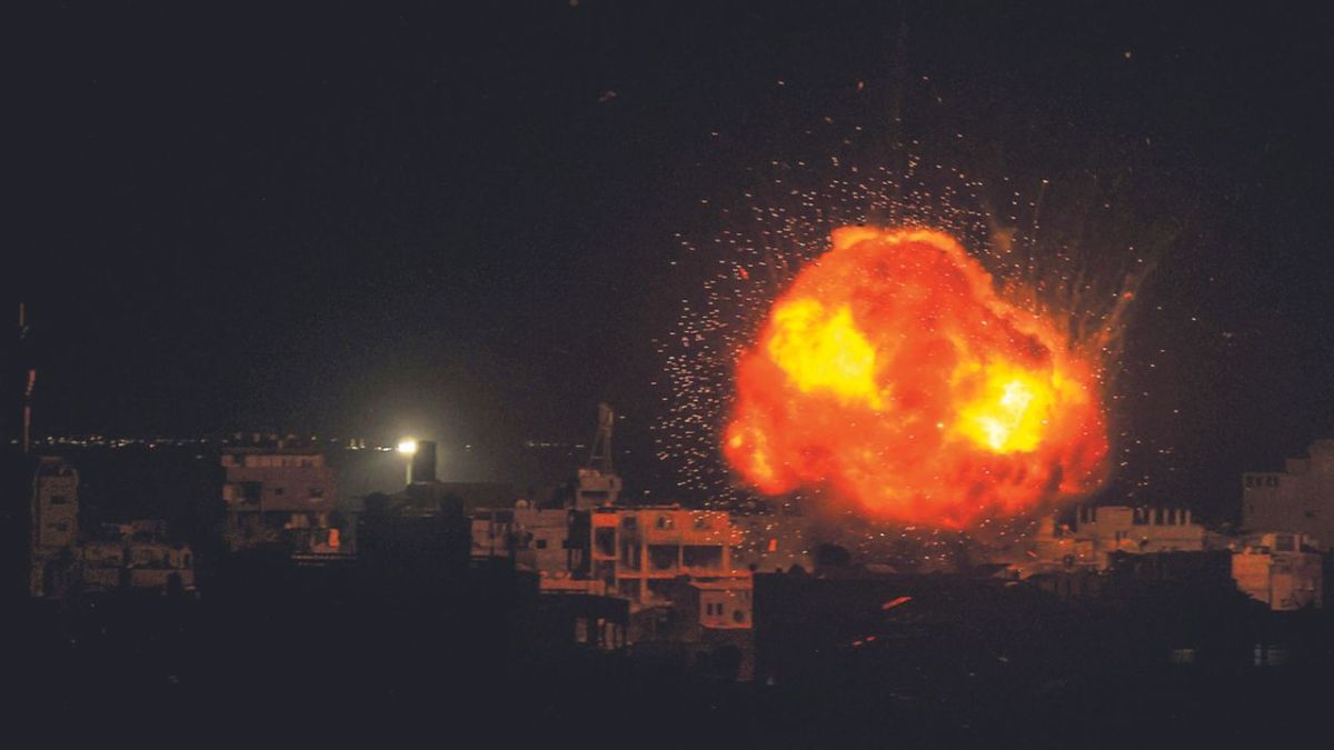 ATAQUES. Una bola de fuego se observó ayer durante un bombardeo israelí sobre Rafah, entre los combates entre Israel y el movimiento islamista Hamás.