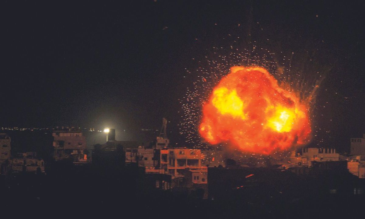 ATAQUES. Una bola de fuego se observó ayer durante un bombardeo israelí sobre Rafah, entre los combates entre Israel y el movimiento islamista Hamás.