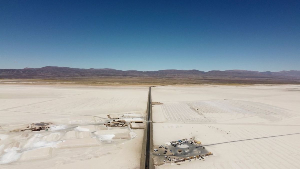 Chile informó el martes que 26 salares ubicados en el norte del país podrán ser explotados completamente por privados para extraer litio