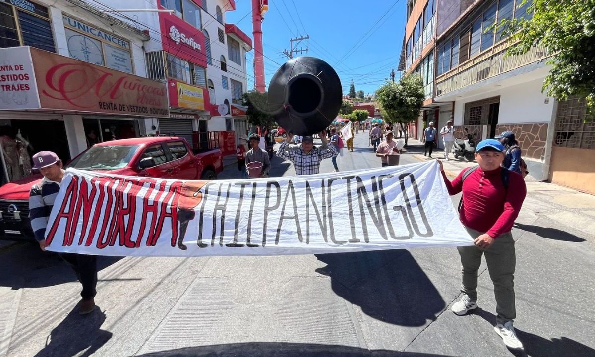 Crisis. Con tinacos y cubetas, vecinos marcharon por calles de Chilpancingo, Guerrero, para demandar suministro de líquido.