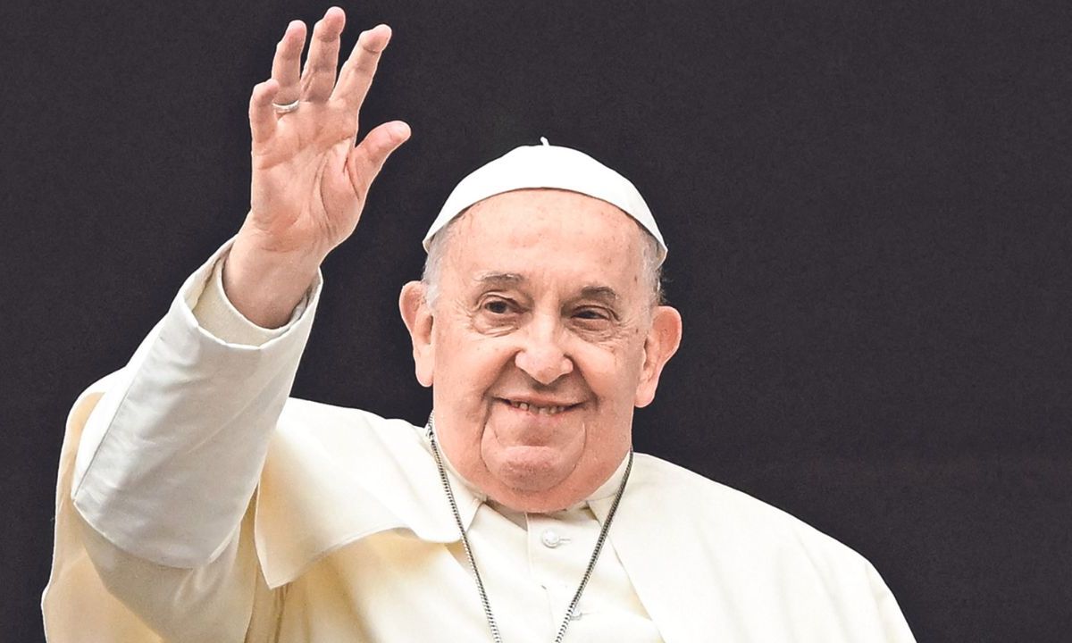 SALUDO. El Pontífice encabezó la bendición Urbi et Orbi.