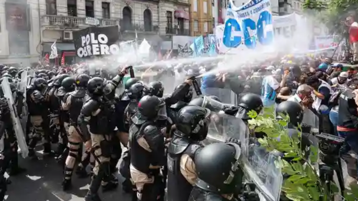Organizaciones sociales de Argentina protestan contra los ajustes del Gobierno