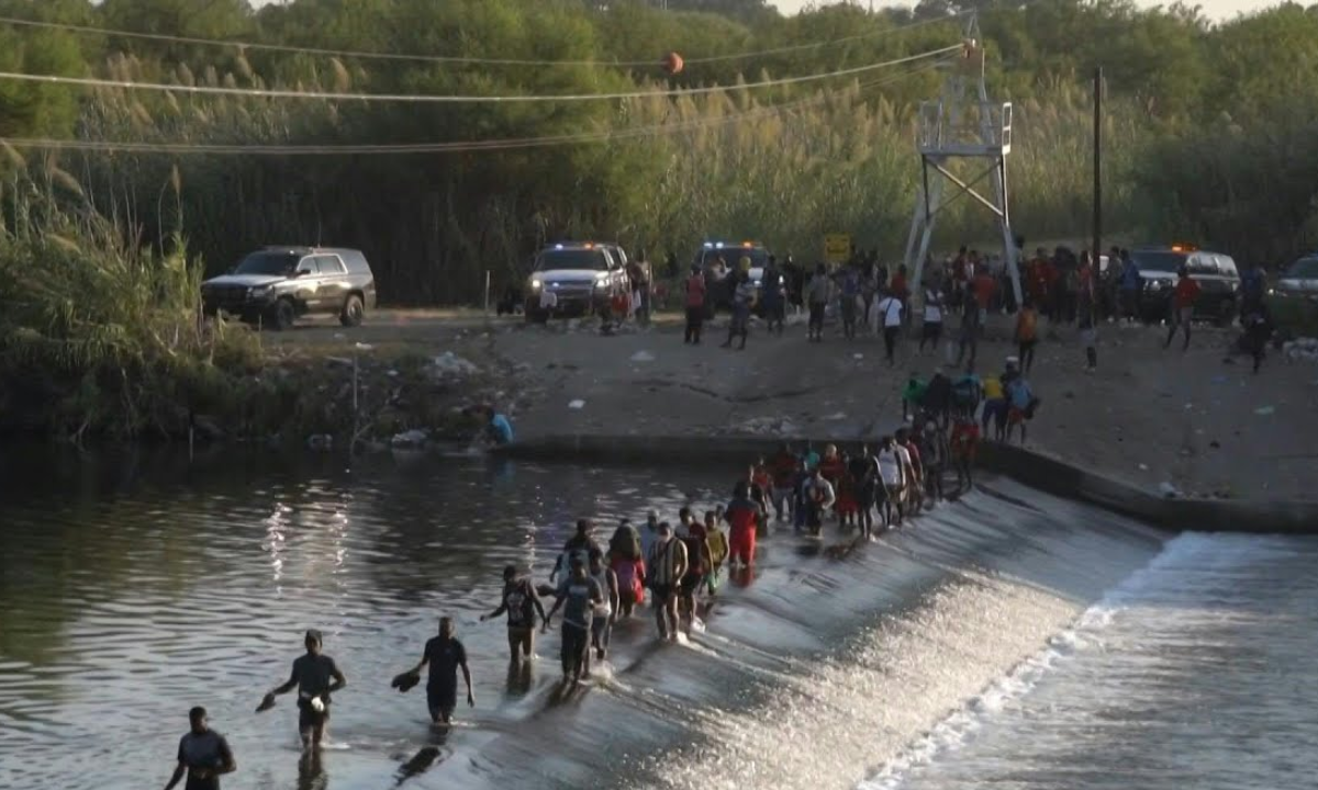 Corte Suprema de EU detiene temporalmente una ley de Texas que permite arrestar migrantes
