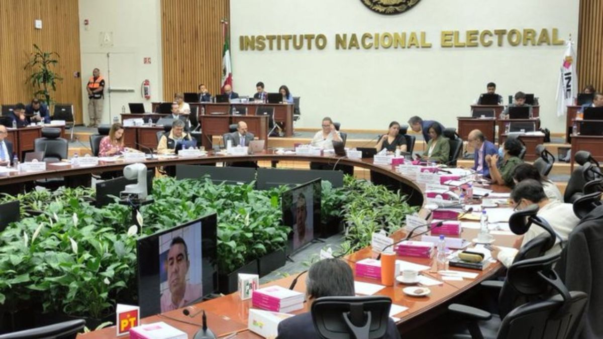 Morena pide al INE remover a Manuel López San Martín como moderador del debate