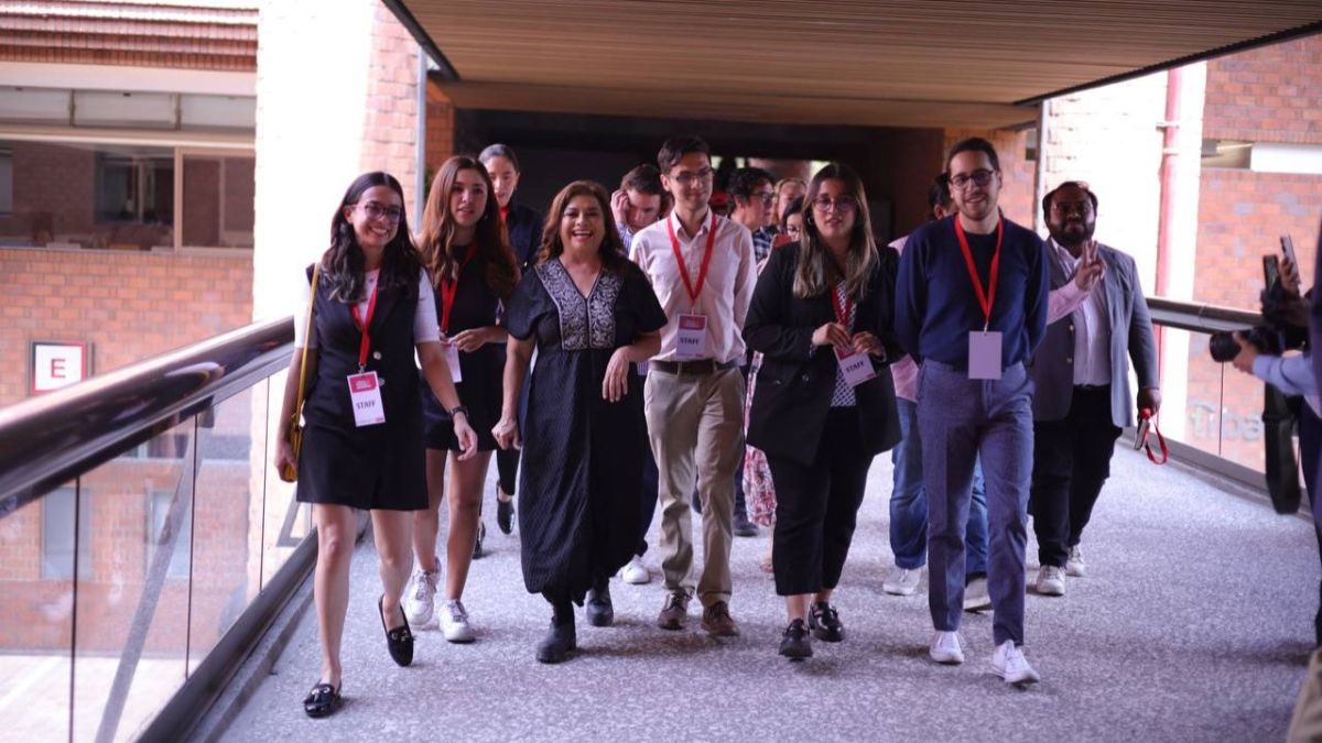 Dialoga Brugada con estudiantes de la Ibero