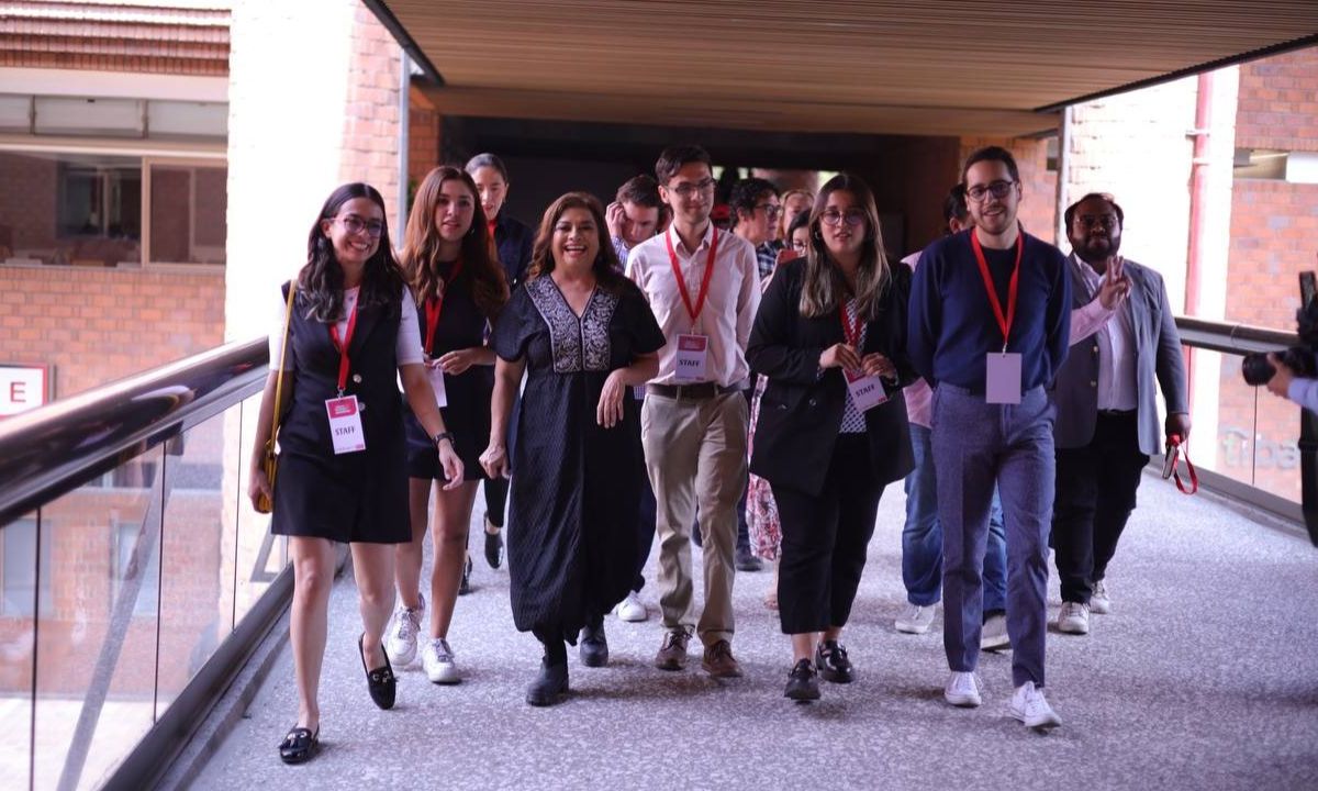 Dialoga Brugada con estudiantes de la Ibero