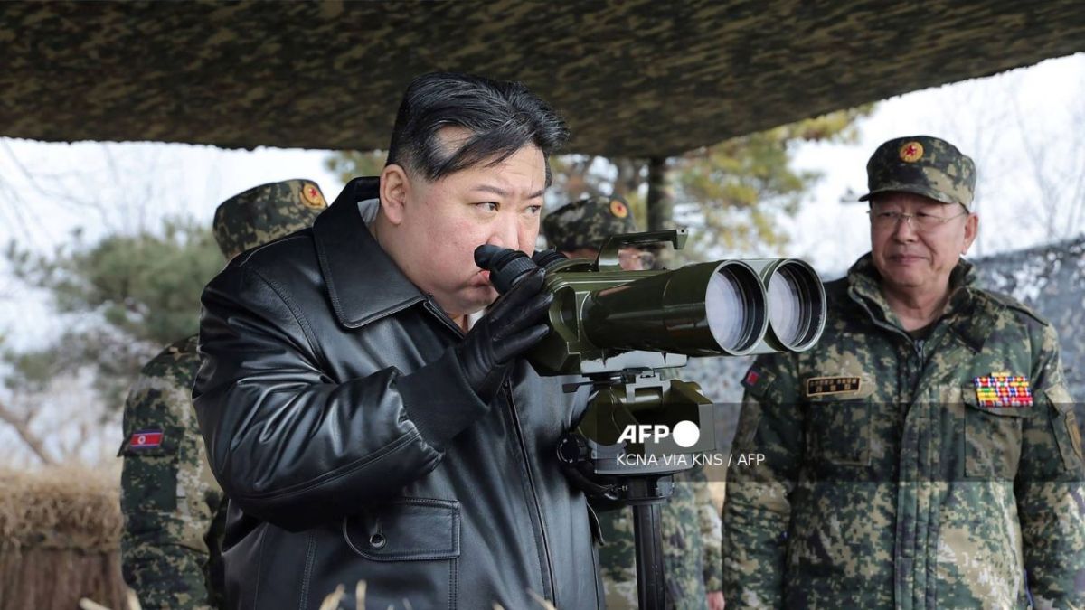 Foto:AFP|Líder norcoreano Kim inspecciona unidad de tanques que invadió Seúl