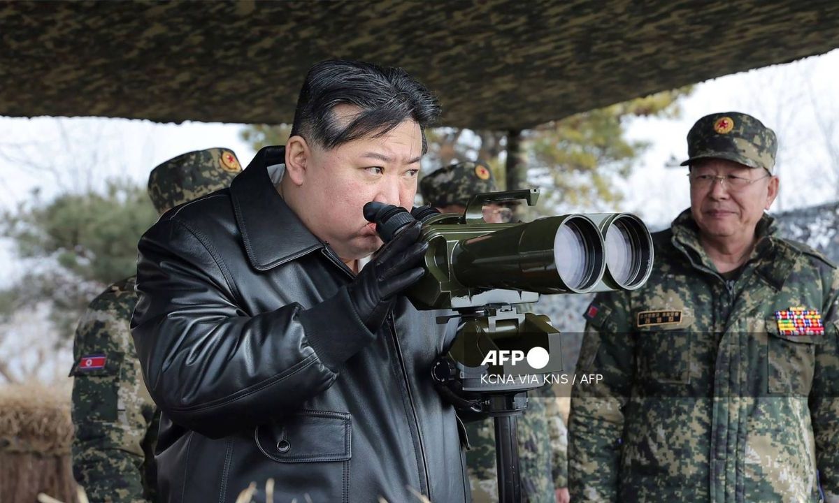 Foto:AFP|Líder norcoreano Kim inspecciona unidad de tanques que invadió Seúl
