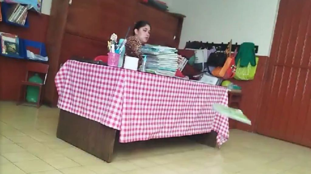 maestra de primaria en Toluca por aventar libretas al suelo