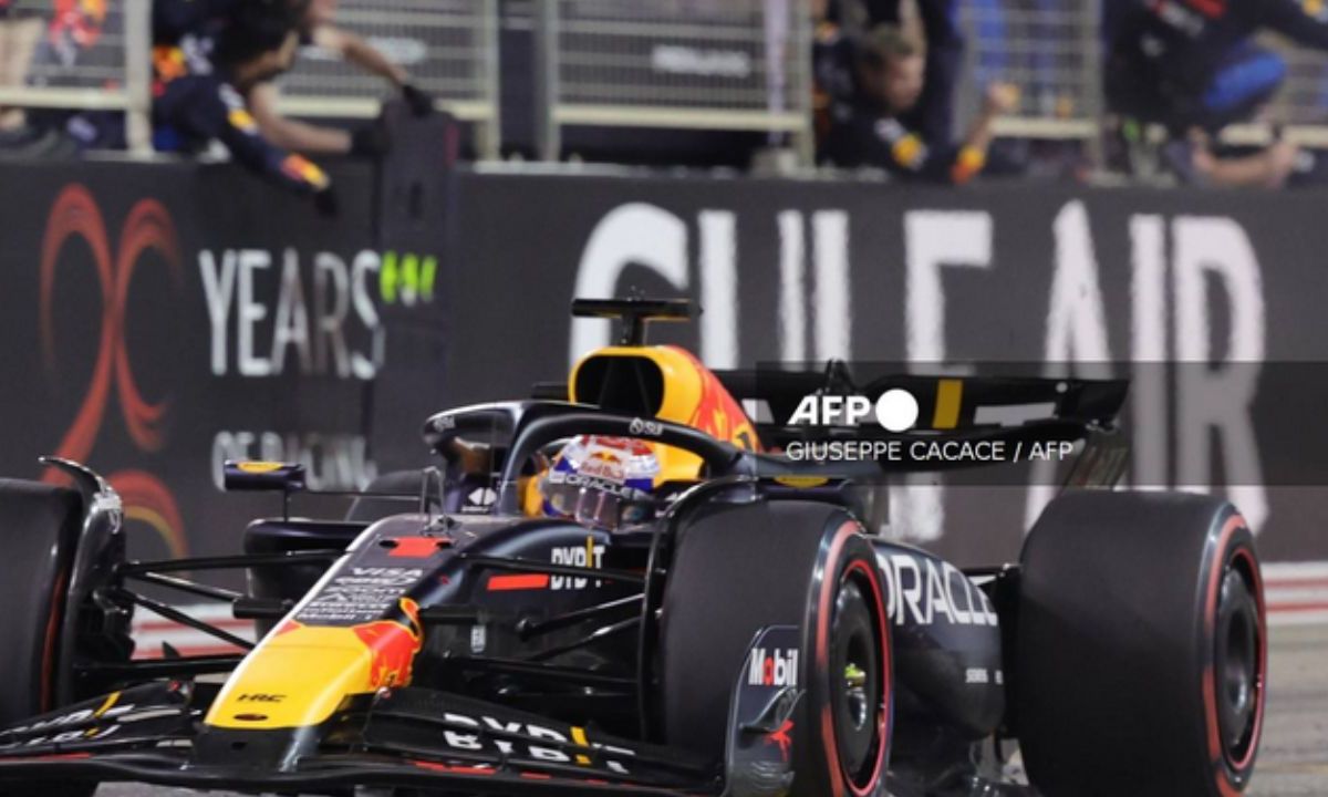 Luego de 57 giros y su primer triunfo del año, Verstappen sumó los 25 puntos del día Checo Pérez