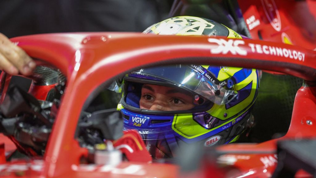 El piloto reserva británico de Ferrari, Oliver Bearman, se sienta en su coche antes del GP de F1 de Arabia Saudita en el circuito Jeddah Corniche