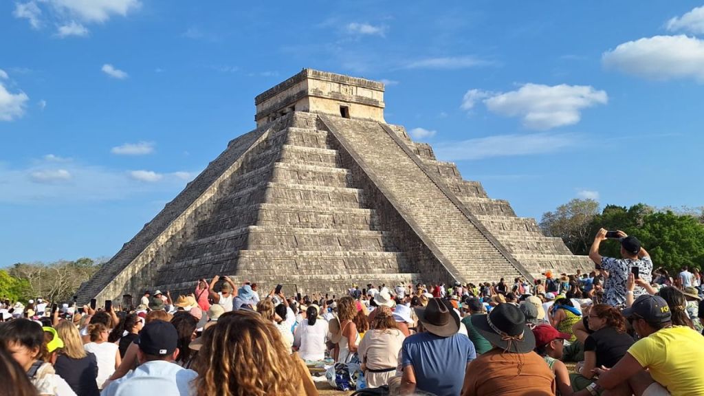 Primaver. Chichén Itzá, Teotihuacán y Cholulca recibió a miles de turistas que acudieron a cargarse de energía a las pirámides