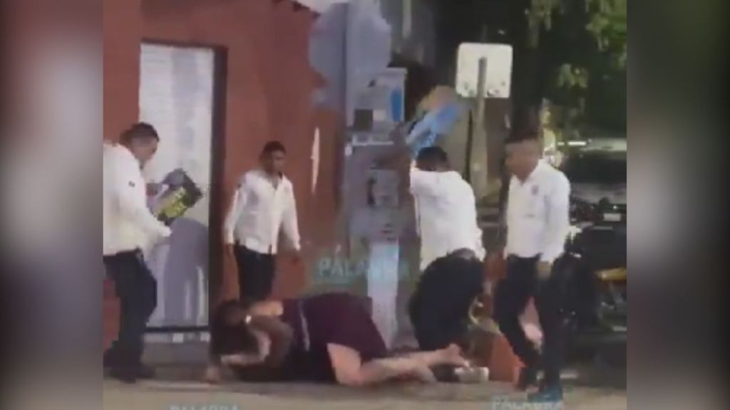 Captan a supuestos taxistas agrediendo a un turista en Playa del Carmen