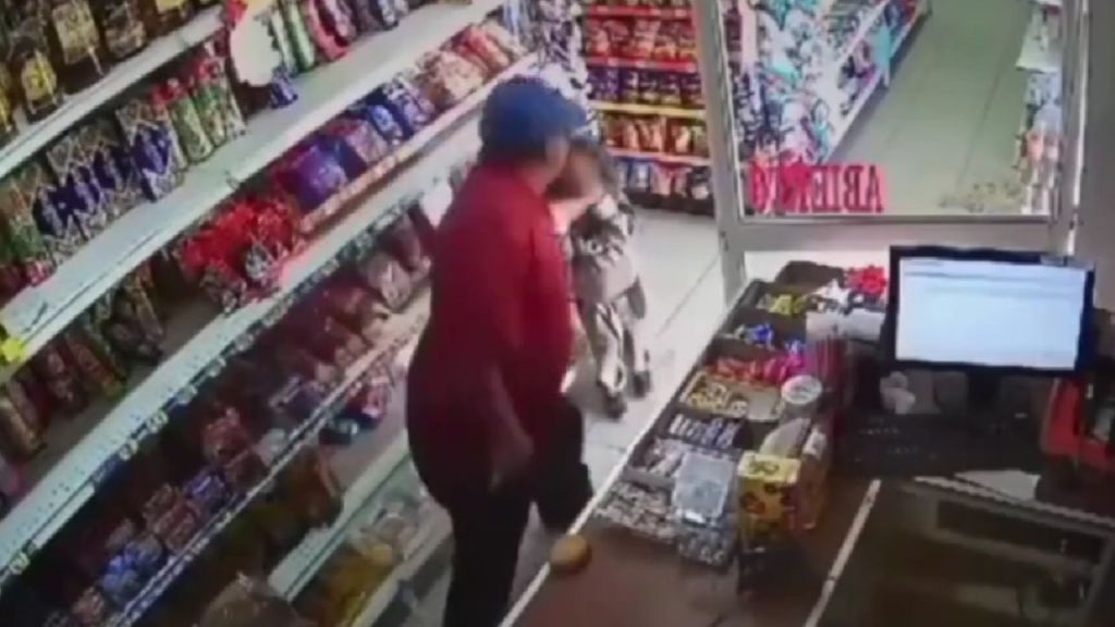 VIDEO: Sujeto golpea a menor en una tienda en San Luis Potosí. Noticias en tiempo real