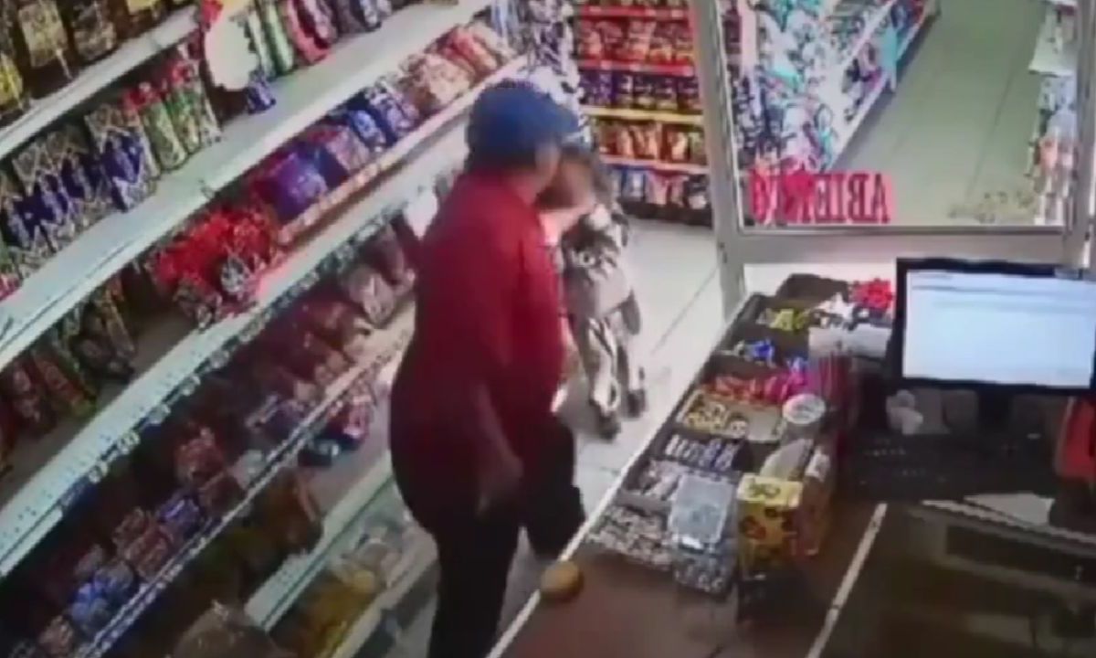 Sujeto golpea a menor en una tienda en San Luis Potosí