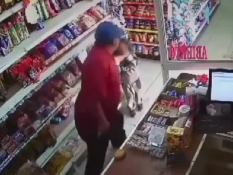 VIDEO: Sujeto golpea a menor en una tienda en San Luis Potosí