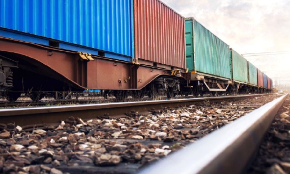 La NOM establece los parámetros técnicos que garanticen la calidad del servicio para los usuarios del servicio ferroviario de carga en la vía concesionada nacional.