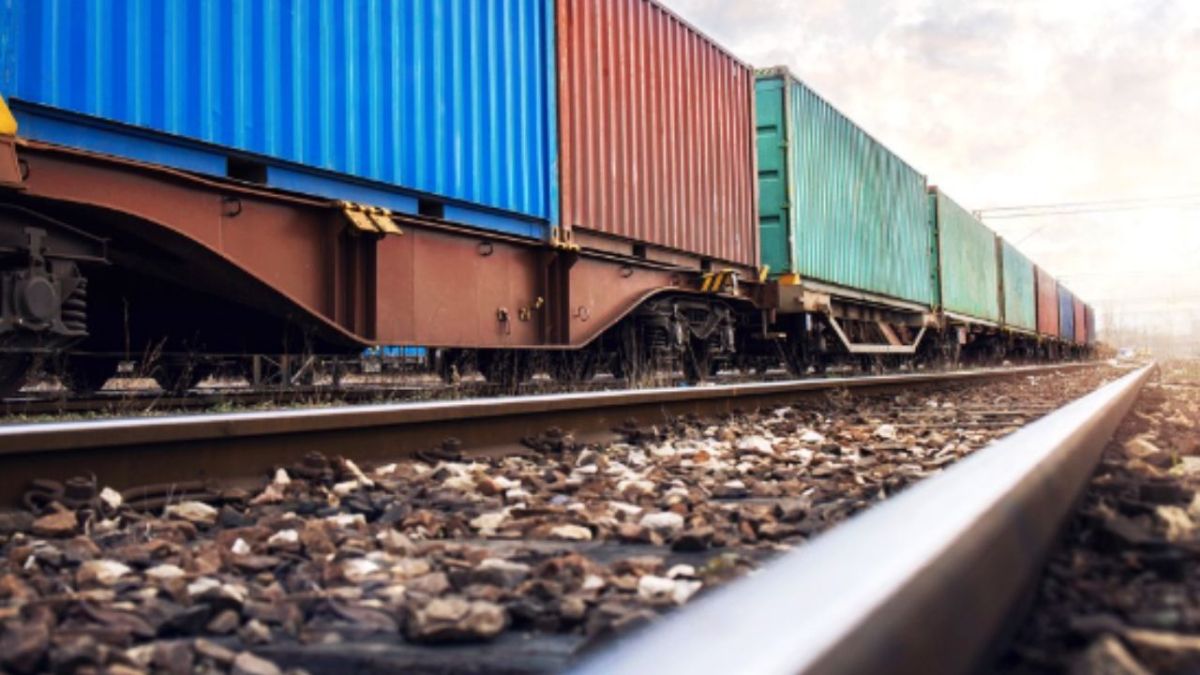 La NOM establece los parámetros técnicos que garanticen la calidad del servicio para los usuarios del servicio ferroviario de carga en la vía concesionada nacional.