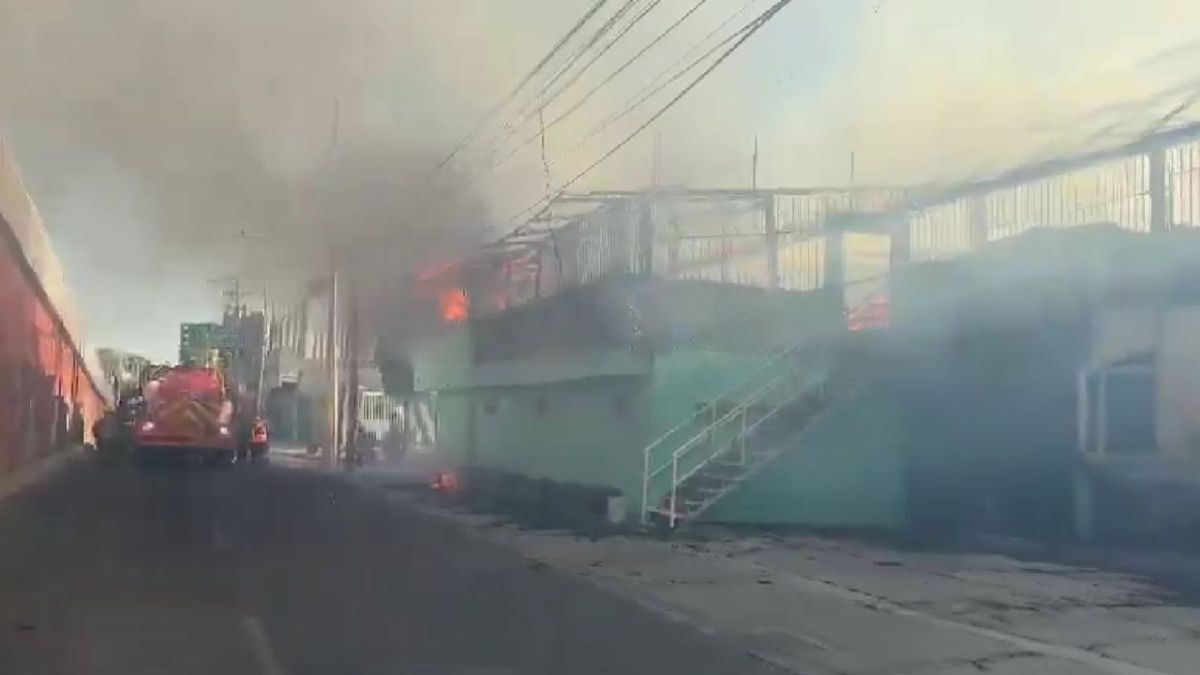 Se registra incendio en vivienda, cercana a una gasolinera en Villa Universitaria