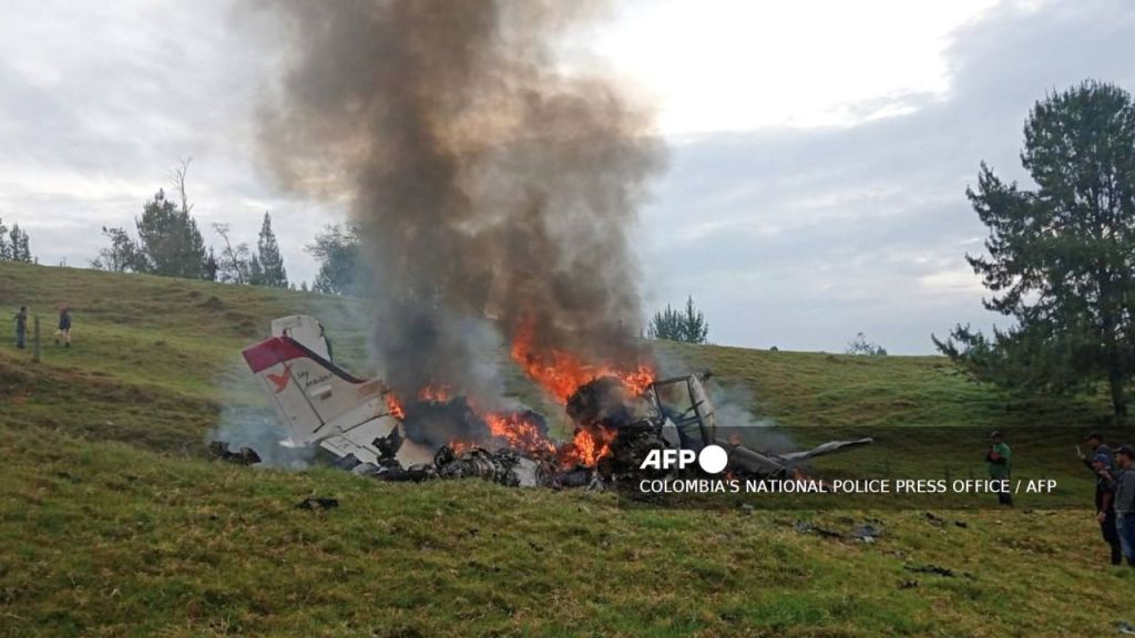 Una avioneta acondicionada como ambulancia se desplomó y se incendió al noreste de Colombia; el accidente dejó 4 muertos.