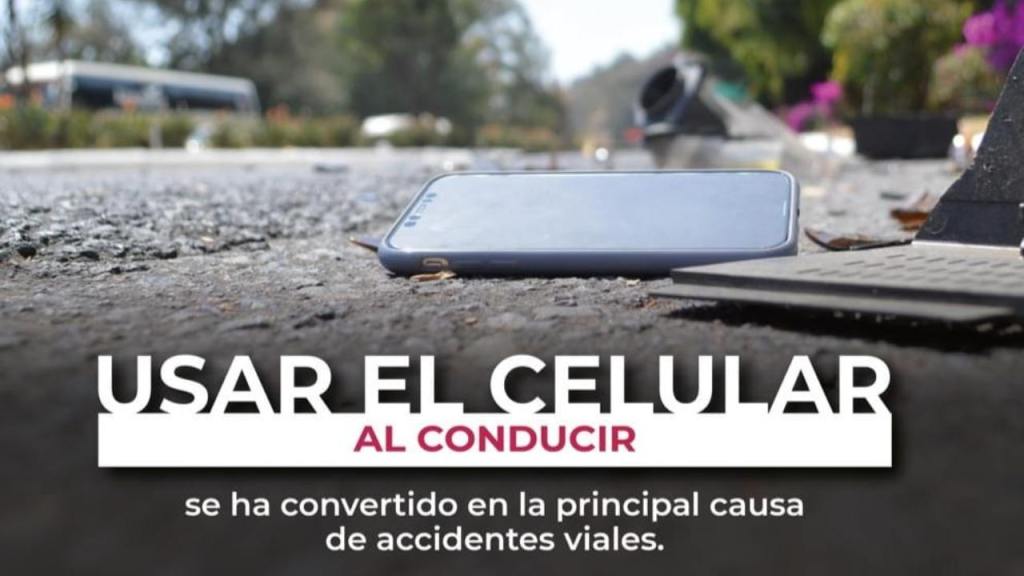 La SICT recordó que el uso del celular al conducir se ha convertido en una de las principales causas de accidentes viales.