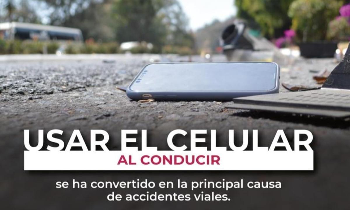 La SICT recordó que el uso del celular al conducir se ha convertido en una de las principales causas de accidentes viales.