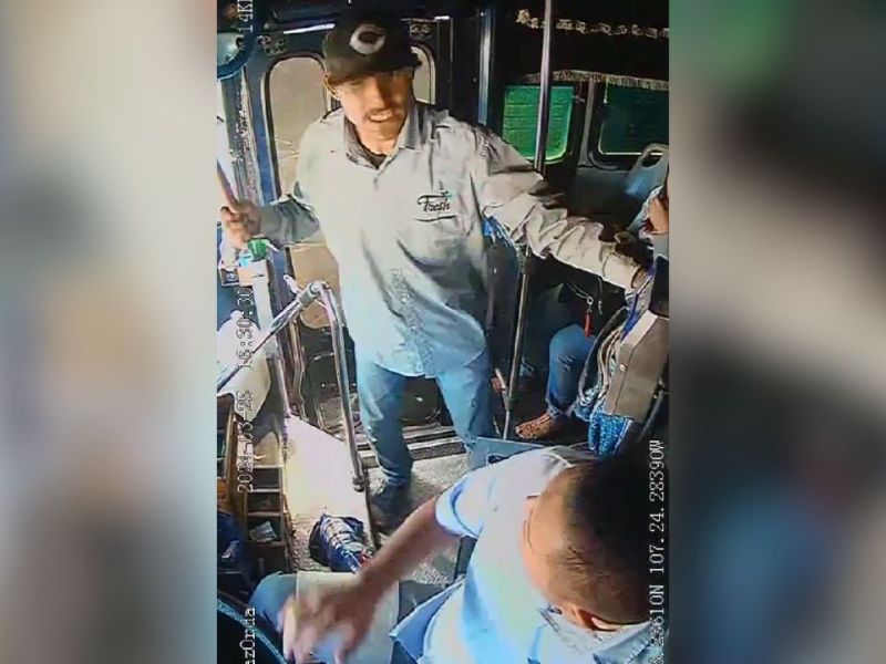 VIDEO: Chofer es golpeado con un martillo por un pasajero