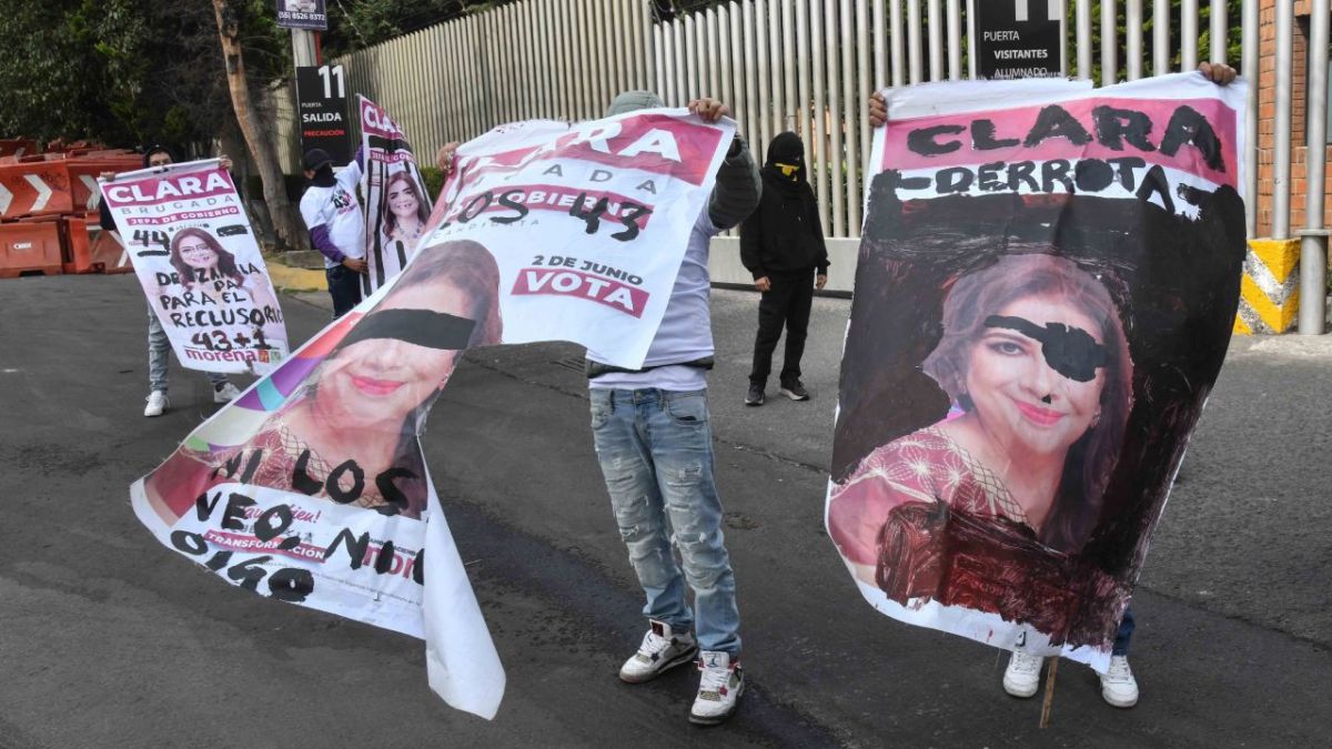 Luego de las protestas normalistas en contra de Clara Brugada en la Ibero, padres y madres de Ayotzinapa se deslindan de estos hechos.