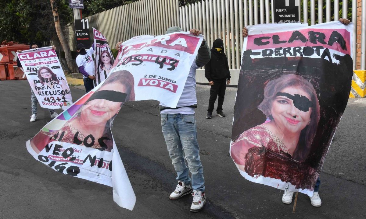 Luego de las protestas normalistas en contra de Clara Brugada en la Ibero, padres y madres de Ayotzinapa se deslindan de estos hechos.